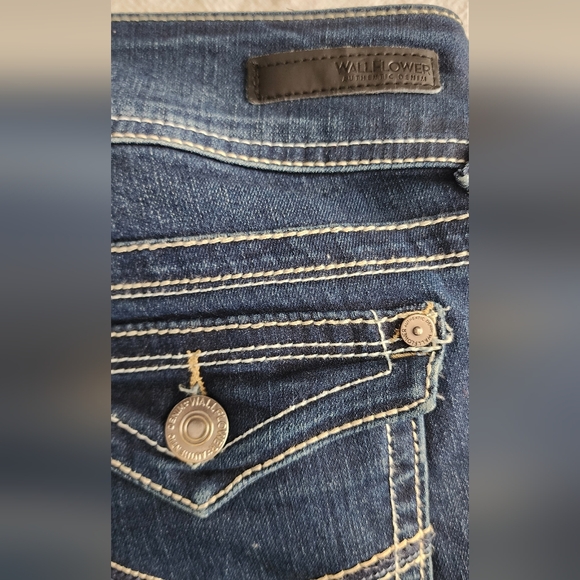 WallFlower Women’s Capris – Measured 32x23 – Dark Wash, Flap Pockets - Picture 3 of 6